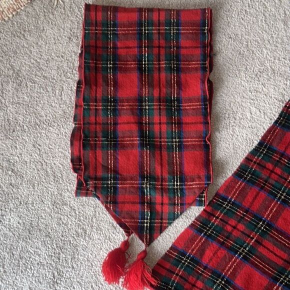 Tartan Plaid Round Tablecloth with Tasseled Runner! - Picture 3 of 11